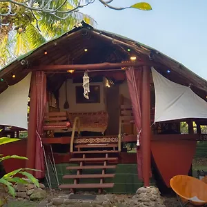 https://la-pirogue-chez-lhappy-qui-chante.frenchpolynesia-hotels.com